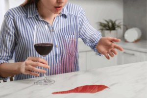 como tirar mancha de vinho da roupa b