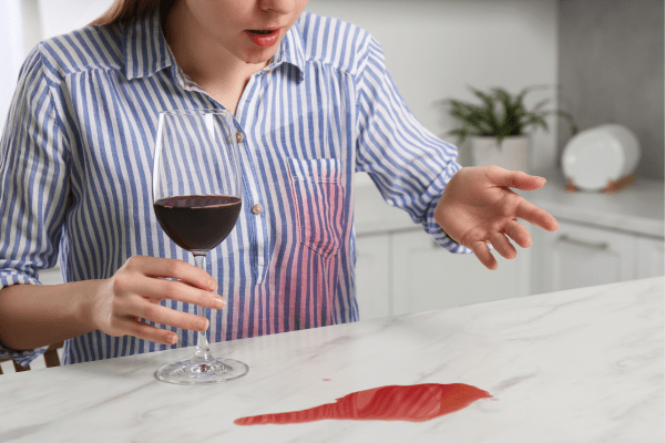 como tirar mancha de vinho da roupa b